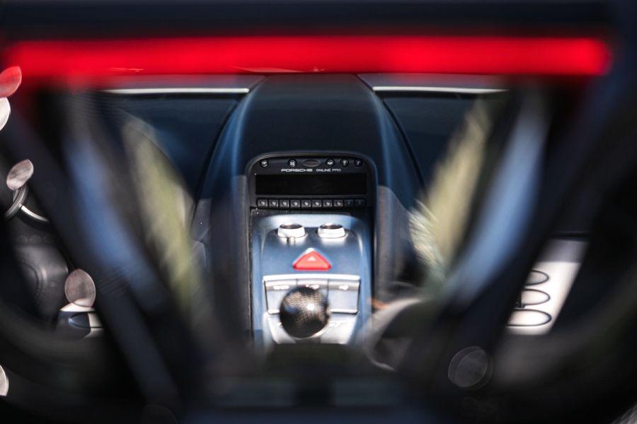 Детали интерьера Porsche Carrera GT Bassalt Black 2005 года  (фото 11 из 32)